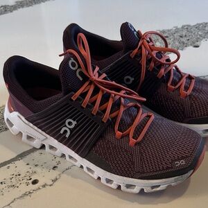 On cloud Running Burgundy sneaker Athletic Shoes 8.5 like new